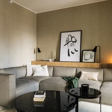 Poliformi mugav diivan mahub ideaalselt elutoanurka, mida aitab elavdada puidust tasapind ja sellel olevad toredad esemed.