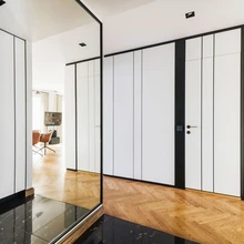 Ühtses stiilis seinapaneelid ja garderoobiuksed kulgevad läbi interjööri ning seovad kujunduse tervikuks.