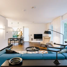 BoConcepti tugitool Hamilton on pehme mööbli vallas üks sisearhitekti lemmikuid, mida kahjuks enam ei toodeta. Selle nimel, et toolis istuda saaks, käib pidev võitlus − õnneks on see nii suur, et näiteks lapsed mahuvad sinna ka kahekesi.