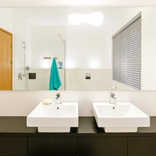 Teise korruse vannitoad olid ainsad, mille interjöör jäi muutmata. Eelmise sisekujunduse autor on Pille Tael.