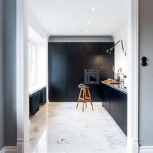 Uute materjalidena on köögis kasutatud põrandal marmorkivi ja töötasapinnal betooni. Töötasapinna on valmistanud Sisustusbetoon.