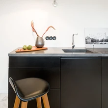 Uute materjalidena on köögis kasutatud põrandal marmorkivi ja töötasapinnal betooni. Töötasapinna on valmistanud Sisustusbetoon.