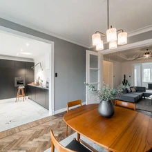 Korteri siseviimistlus on üles ehitatud kontrastidele – vana ja uus, hele ja tume. Siseviimistluses säilitati võimalikult palju algupäraseid detaile, sealhulgas keskkütteradiaatorid ja kraanid ning söögitoa valgusti.