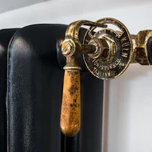 Korteri siseviimistlus on üles ehitatud kontrastidele – vana ja uus, hele ja tume. Siseviimistluses säilitati võimalikult palju algupäraseid detaile, sealhulgas keskkütteradiaatorid ja kraanid ning söögitoa valgusti.