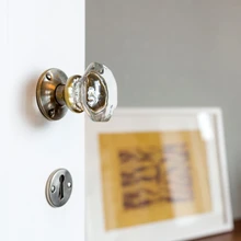 Korteri siseviimistlus on üles ehitatud kontrastidele – vana ja uus, hele ja tume. Siseviimistluses säilitati võimalikult palju algupäraseid detaile, sealhulgas keskkütteradiaatorid ja kraanid ning söögitoa valgusti.