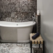 Esiku arvelt suurendati vannituba, sest enam polnud tarvis otsest läbipääsu söögituppa ja kööki. Pilku püüab vann Clearwater Boat.