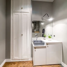 Peaaegu igasse ruumi oli arhitekt planeerinud sisseehitatud kappe ja panipaiku. Kõik kapid jäeti originaalkujul alles, vaid töötoas kapi kuju pikendati.