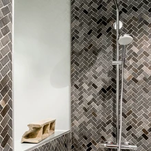 Meeleolukad siseaknad asuvad esiku ja magamistoa ning vannitoa vahel. Siseakende klaas valiti väikese ruudustikuga, et valgus murduks ja vannitoas klaasile kogunev niiskus näha ei oleks.