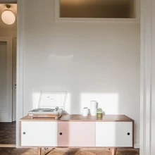 Meeleolukad siseaknad asuvad esiku ja magamistoa ning vannitoa vahel. Siseakende klaas valiti väikese ruudustikuga, et valgus murduks ja vannitoas klaasile kogunev niiskus näha ei oleks.