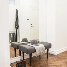 Korteri rahuldav seisukord võimaldas kõikides tubades taastada kalasabaparketi ja laekarniisid, siseuksed ja sisseehitatud garderoobikapid. Kogu korteri seinad ja laed on värvitud valgeks, söögituppa on valitud õrna tooniga tapeet.