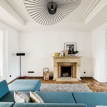 Elutoas loovad meeleolu nii algupärased detailid kui ka nüüdisaegne disain. Aktsentideks on ruumis originaalkujul säilinud kamin, Oot-Ooti mooduldiivan ja Constance Guisset’ disainitud valgusti Vertigo.