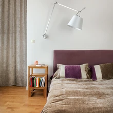 Krista Roosi käekirjale on omased ausad materjalid: puit, looduskivi, lubivärvid, pabertapeedid, kvaliteetsed tekstiilid jne. Selle korteri magamistoas ongi näha sametpäevatekki ja -kardinaid.