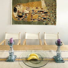 Gustav Klimti aastail 1907–1908 maalitud maailmakuulsa vertikaalse pildi «Suudlus» koopia on horisontaalseks keeratud. Köögilaud on Skanost ja seda ümbritsevad Tool & Toolist leitud režissööritoolid.