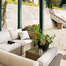 Kunagise veranda asemele kujundatud katusealusest avaneb meeleolukas vaade terassaeda, kus on mõnusad istumispaigad.