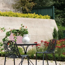 Kunagise veranda asemele kujundatud katusealusest avaneb meeleolukas vaade terassaeda, kus on mõnusad istumispaigad.