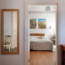 Lea Libliku maale on sisearhitekt hakanud mõttes kutsuma nimega «Vaatega merele», kuigi merd otseselt näha pole, küll aga loob see meretunde.