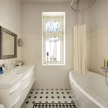 Vannitoas püüab pilke Tuuli Puhveli loodud vitraaž.