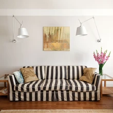 Diivani leidis sisearhitekt Softrendist, kogu elutoa valgustamiseks piisab kahest seinale kinnitatud disainiklassikasse kuuluvast Tolomeo valgustist.