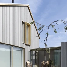 Lakoonilise vormiga eramu ehituses on kasutatud uuenduslikku CLT-ehitustehnikat.