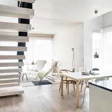 Arteki söögilaua ümber on paigutatud erinev disainiklassika. Köögiakna ees olev õhuline ruloo on Woodnotesi toodang.