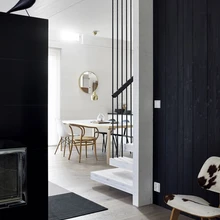 Välisuksest sisenedes avaneb avar vaade elutoale, millest paremale pisut varju jääb köögitsoon.