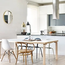 Messingraamis olev ümar peegel on disainer Iina Vuorivirra looming. Nõud laual pärinevad Artektist