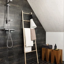 Vannituba on sarnaselt ülejäänud interjööriga mustvalges värvigammas. Redel-nagi pärineb Versolt ja seina ääres olevad puuistmed on Artekilt.