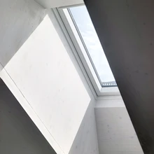 Avatud planeeringuga ruumis suunab rikkalik loomulik valgus ruumis liikujat.